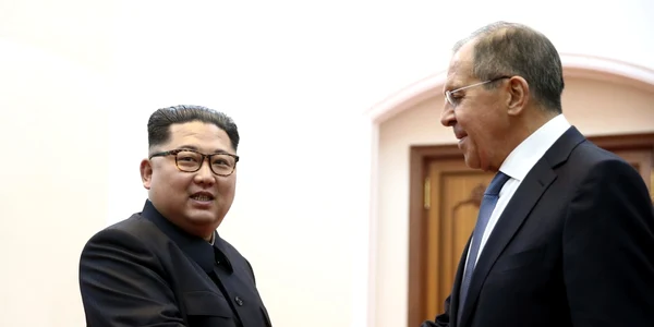 Serghei Lavrov da mana cu Kim Jong-un cu prilejul primei sale vizite oficiale la Phenian FOTO EPA-EFE