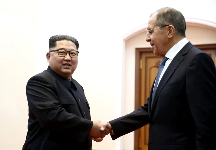 Serghei Lavrov (dreapta) dă mâna cu Kim Jong-un cu prilejul primei sale vizite oficiale la Phenian FOTO EPA-EFE