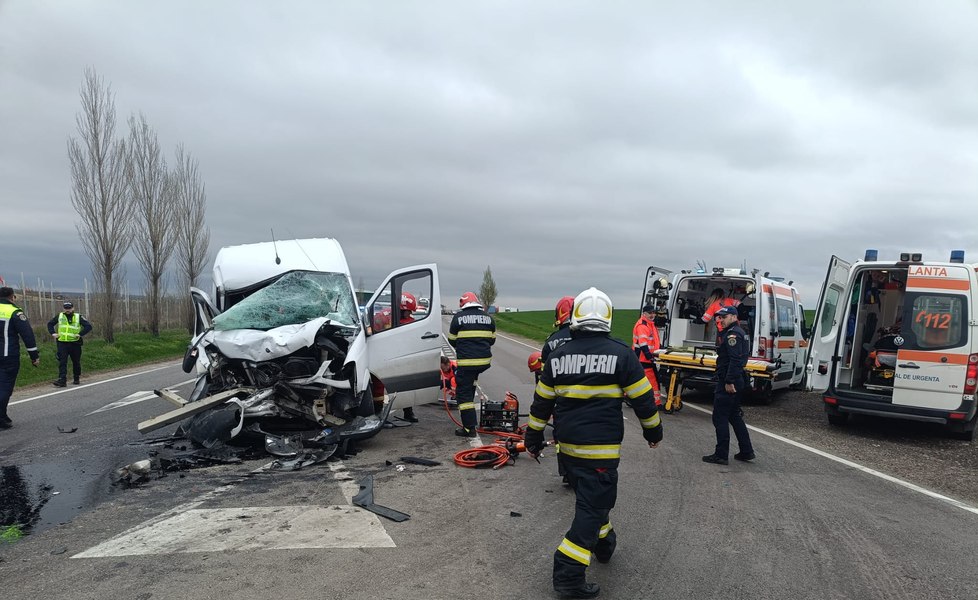 Șapte persoane au fost rănite pe „drumul morții” din județul Vrancea, în urma unei coliziuni între un autotren și o autoutilitară