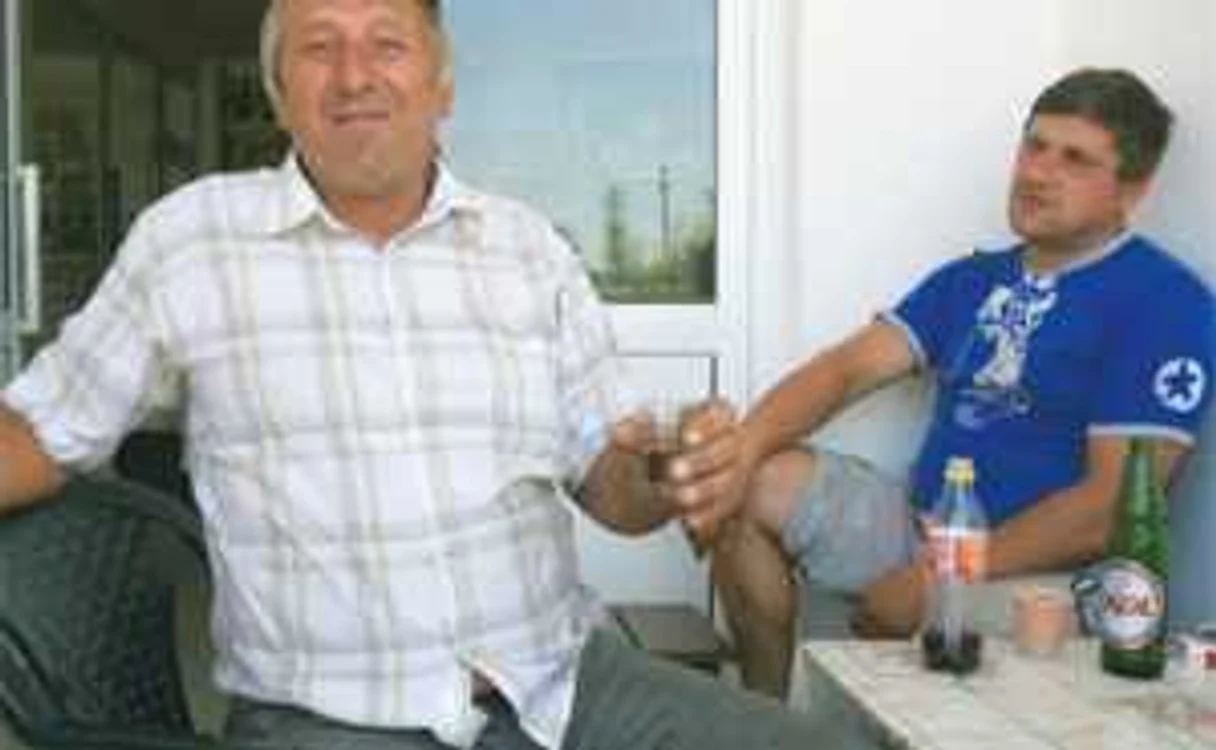 Cârciuma preotului Dabu,  în curtea liceului din Văleni