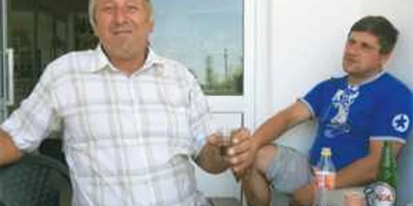 Cârciuma preotului Dabu,  în curtea liceului din Văleni