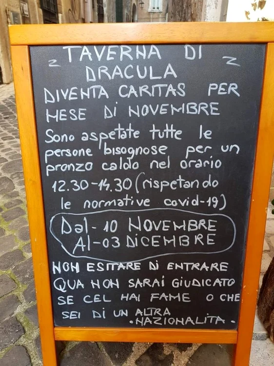 Anunţul postat la intrare în restauranul „Taverna lui Dracula” din Tivoli. FOTO: Leonardo Cecchi