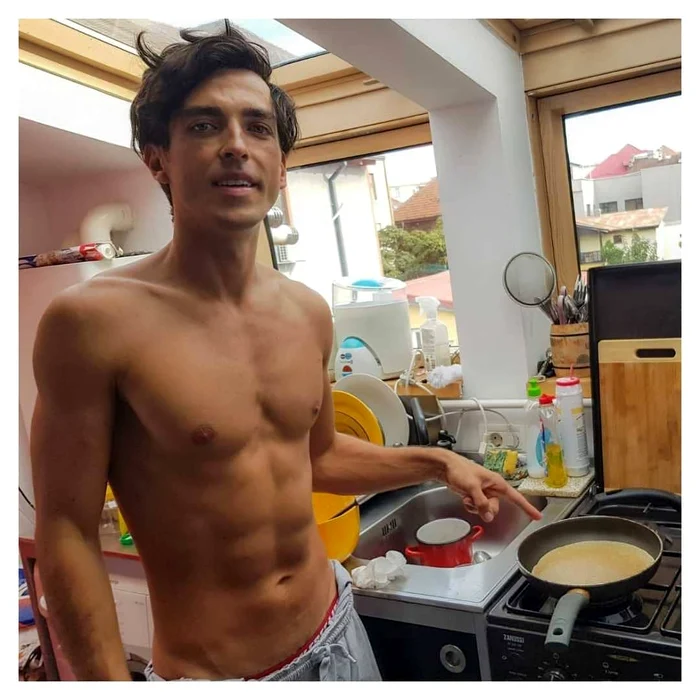 Claudiu Anghel face clătite în bucătăria Amaliei