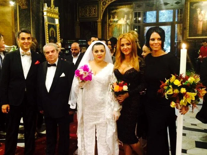 Mirii, alături de naşi şi de domnişoara de onoare