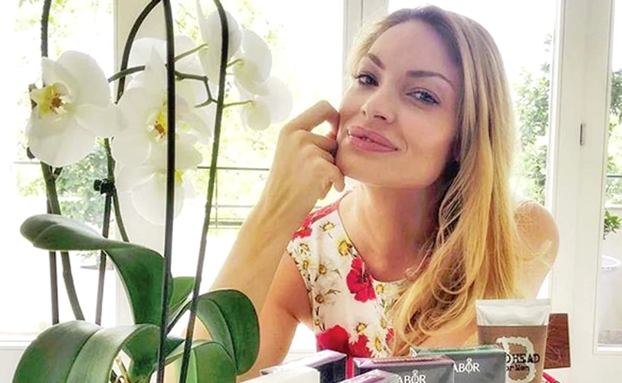 
    Valentina are un păr bogat şi faţă de păpuşă  