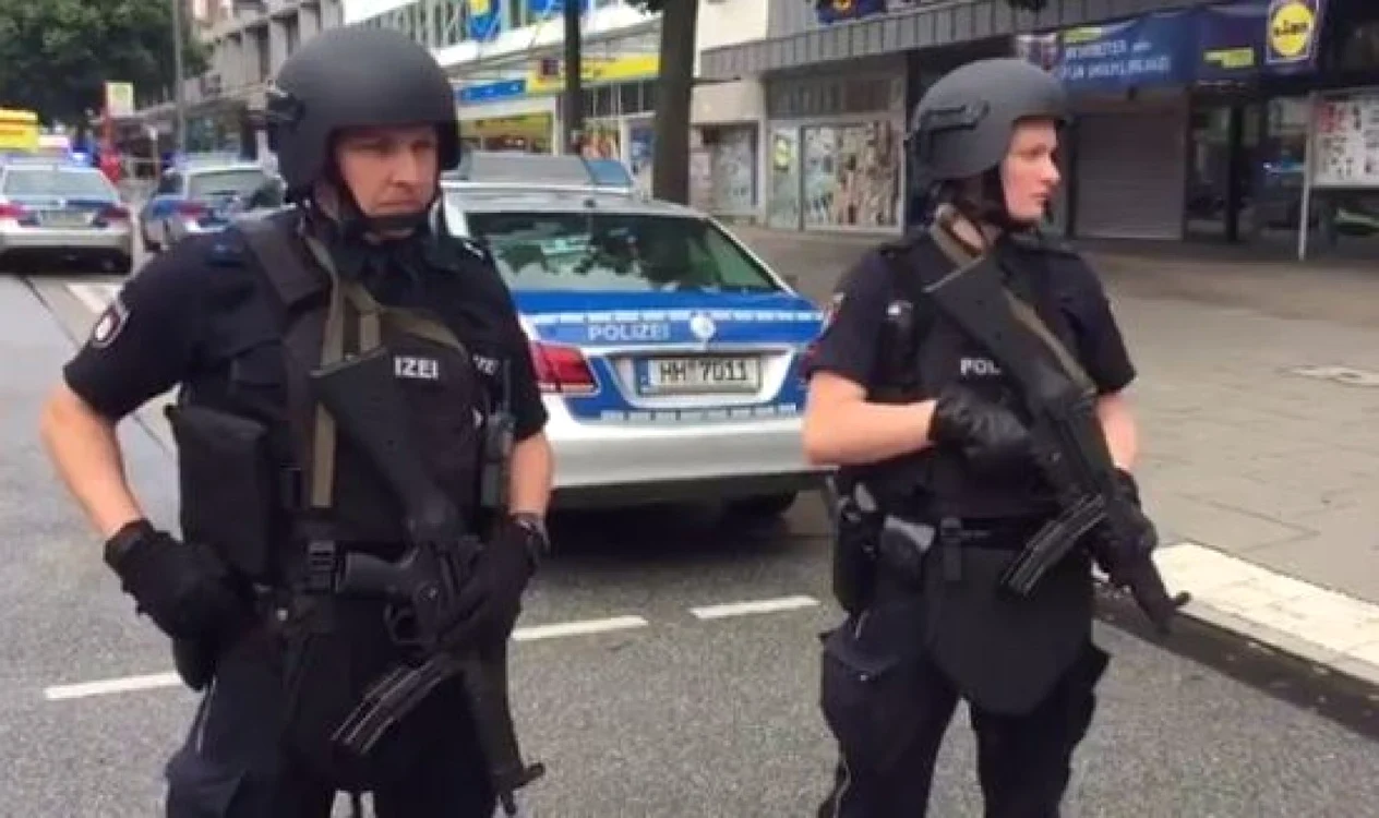 Politia intervine la Hamburg intr-un atac cu cutitul FOTO Twitter @MarcoZitzow