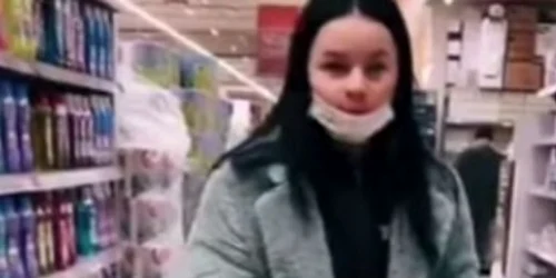 tanara care a intepat prezervativele intr-un supermarket foto- captura video