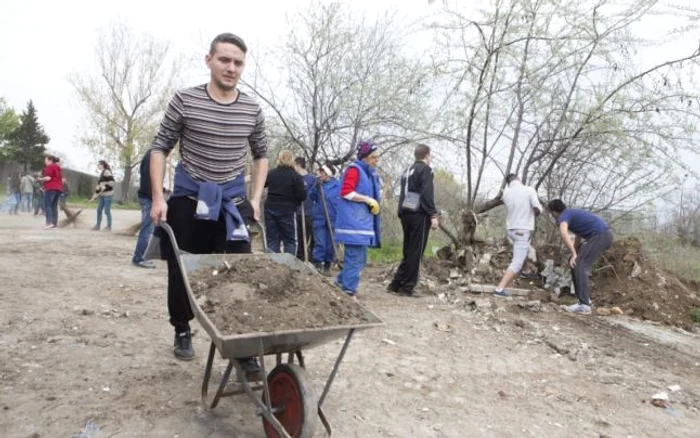 Voluntarii au scos de câteva ori din mizerie castrul Barboşi FOTO C Crângan