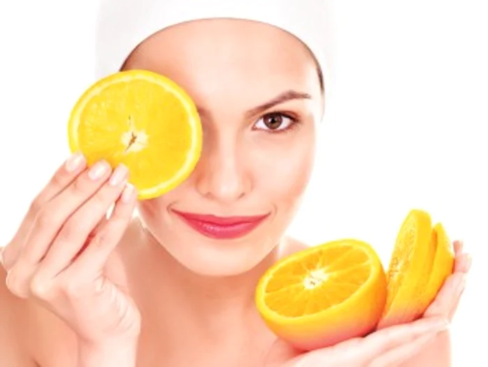 Ai nevoie de o lămâie, un grepfrut, esenţă de portocale sau lămâie verde şi apă.