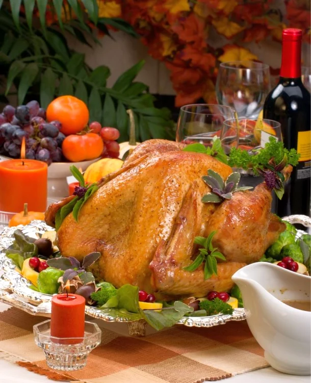 Pentru a-i spori savoarea, carnea de curcan poate fi preparată cu o salată de crudităţi sau cu sosuri de fructe revigorante. (Foto: Shutterstock)