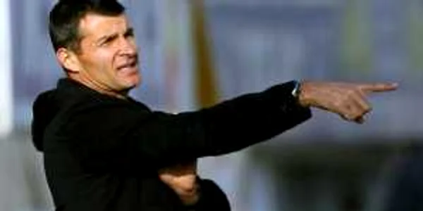 Sabău arată cu degetul către suporterii timişoreni