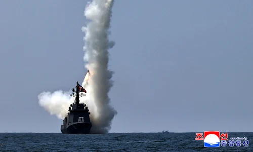 Distrugător capabil să lanseze rachete nucleare. FOTO: Korea News Service