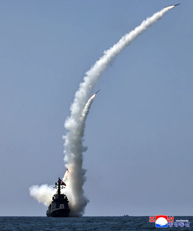 Distrugător capabil să lanseze rachete nucleare. FOTO: Korea News Service