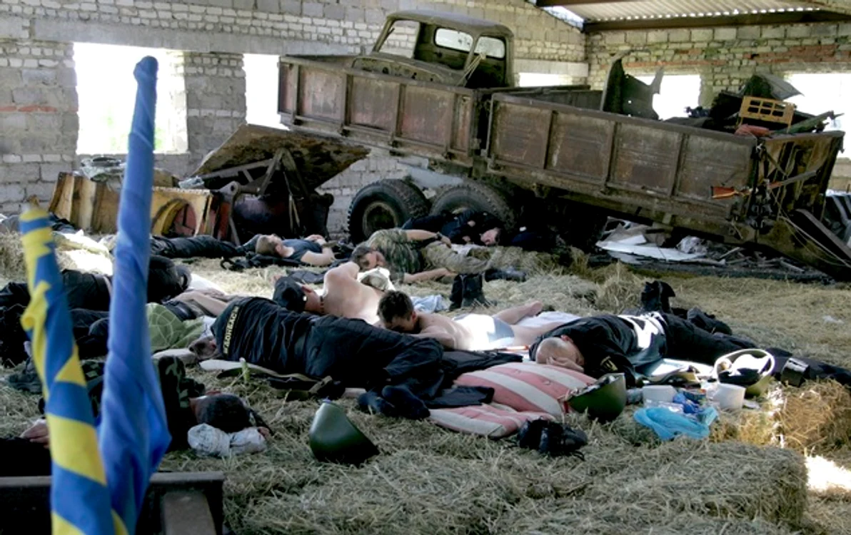 Oameni care luptă în Batalionul Dombas dorm într-un hambar din satul Velyka Novosilka, în apropiere de Donetsk, în estul Ucrainei, 16 mai 2014