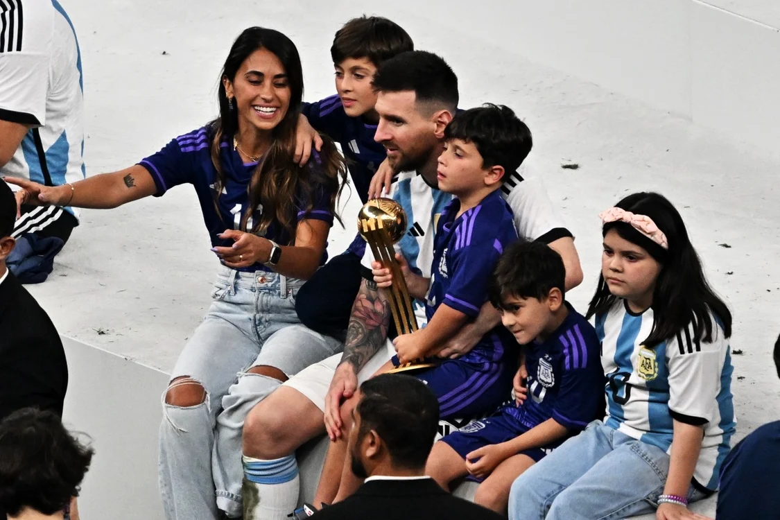În 2022, Messi a sărbătorit victoria la CM de fotbal alături de familie (Foto: EPAImages)