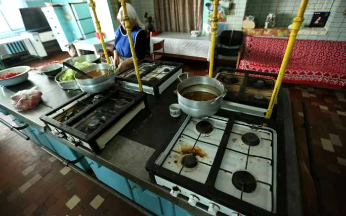 În bucătăria cantinei „Dieta“ aragazurile sunt pline de grăsime