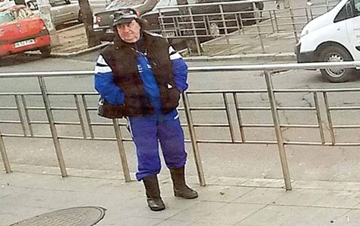 
    Artistul a îngheţat  de frig în staţia  de tramvai  