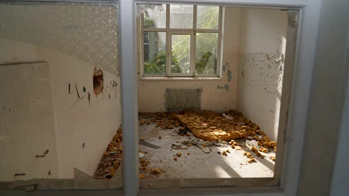 Clădirea fostului Spital de Boli Infecțioase s-a deteriorat în ultimii ani. FOTO CJD