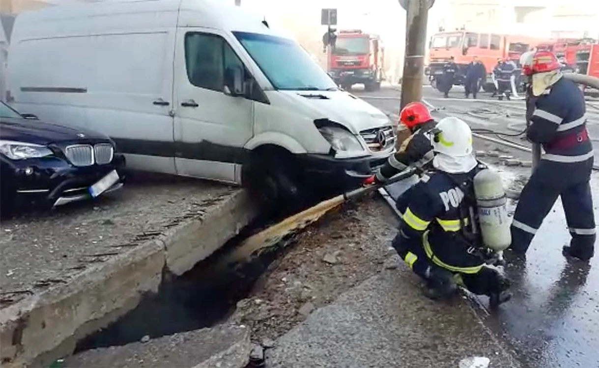 În locul unde a explodat rezervorul s-a format un şanţ imens