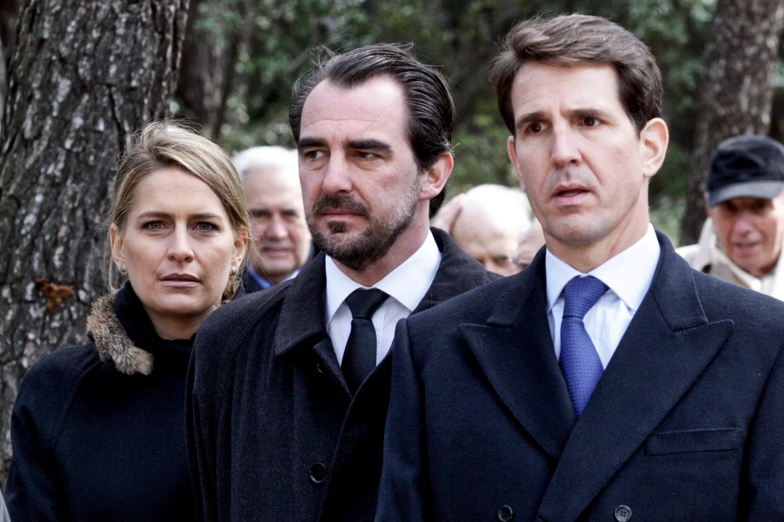 Prințesa Tatiana și Prințul Nikolaos al Greciei, alături de Prințul moștenitor Pavlos al Greciei în 2015, la Atena. FOTO: Getty Images
