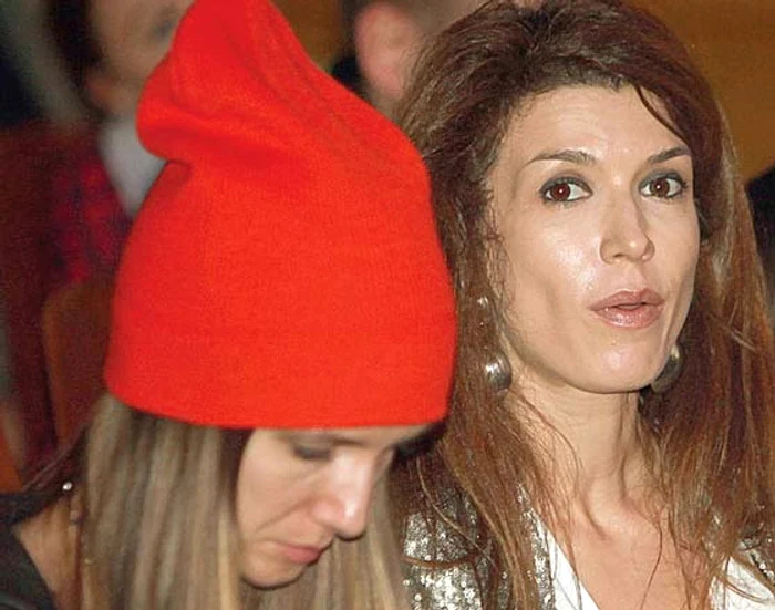 
    Adela Popescu și  Alina Chivulescu  nu au fost foarte  încântate să  stea la poză  