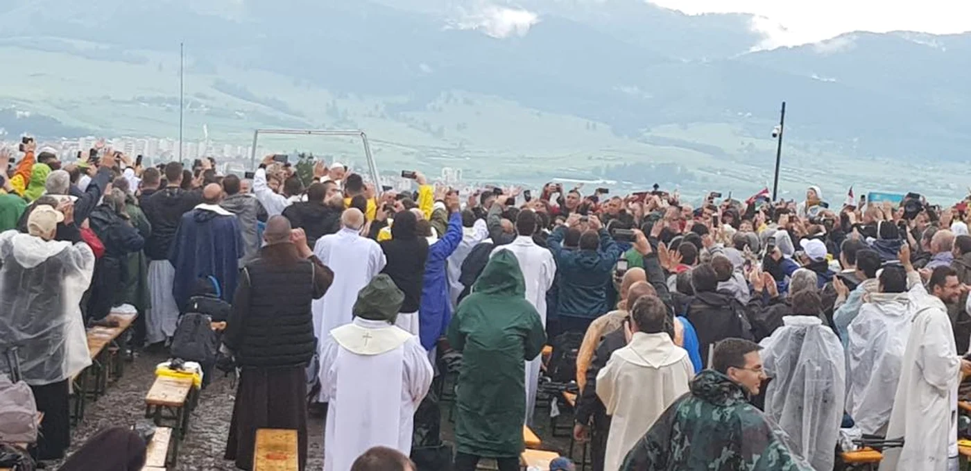 Peste 80.000 de oameni participă la Liturghia susţinută de către Papa Francisc