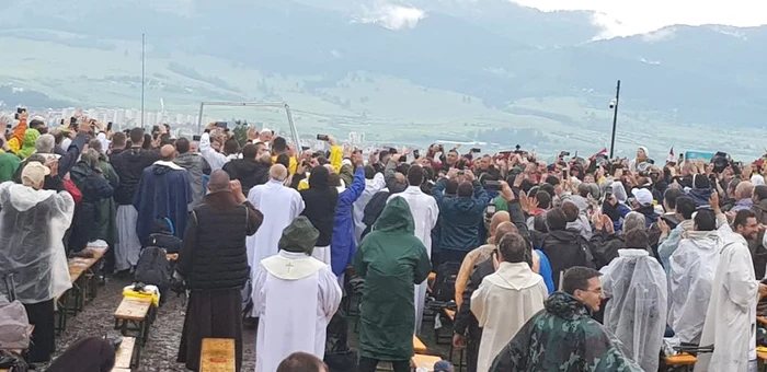 Peste 80.000 de oameni participă la Liturghia susţinută de către Papa Francisc