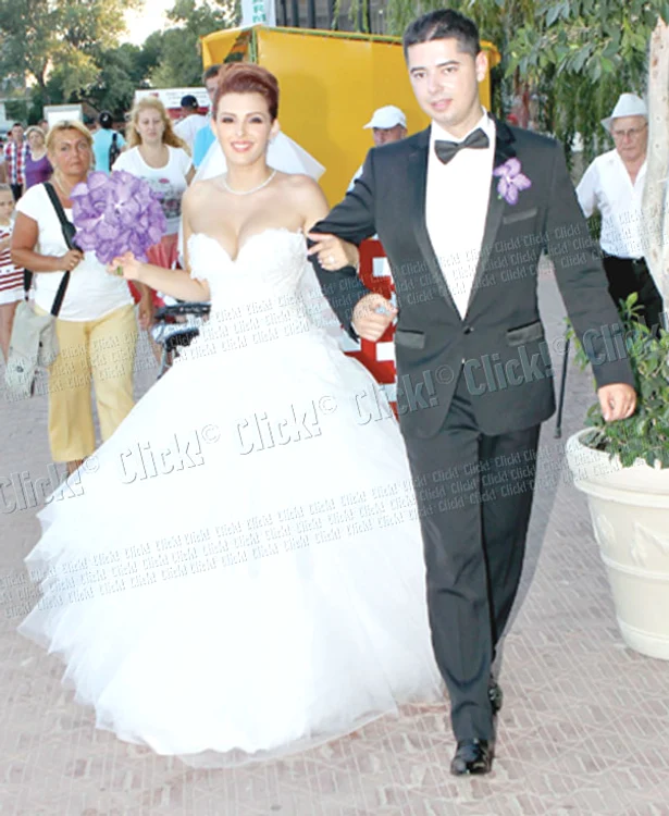 
    Diana şi Cătălin au făcut  nuntă cu 500 de invitaţi  