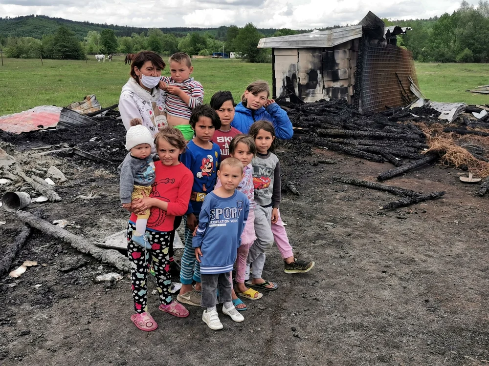 
    Mona Veghenie și nouă dintre cei zece copii ai familieiFotografii: monitorulsv.ro  