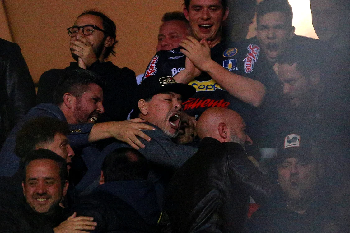 Diego Maradona se îmbrâncește cu fanii prin tribunăFoto: Guliver / GettyImages