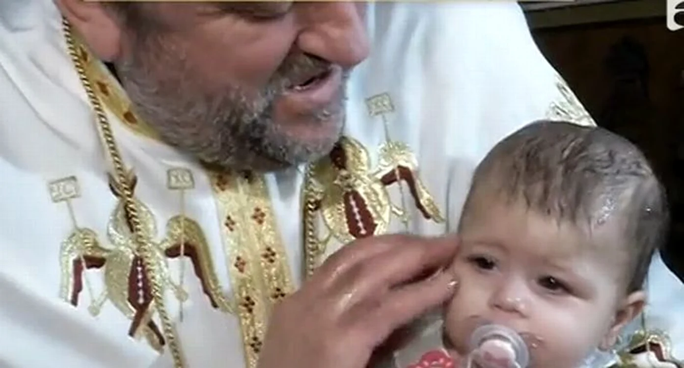 Micuța Jaquelin Maria nu a fost scufundată în apa sfințită, din cauza răcelii