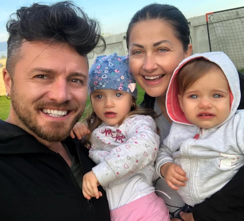 
    Gabriela Cristea își savurează cafeaua în liniștea curții salefoto: arhivă personală  
