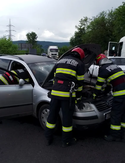 Accident rutier pe Valea Oltului în zona Gura Văii Vâlcea pe DN7 cu trei victime Foto ISU Vâlcea