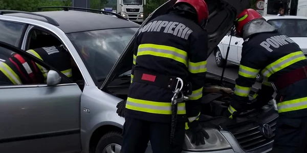 Accident rutier pe Valea Oltului în zona Gura Văii Vâlcea pe DN7 cu trei victime Foto ISU Vâlcea jpeg
