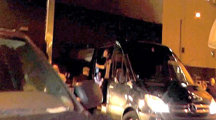 Coboară din maşină...