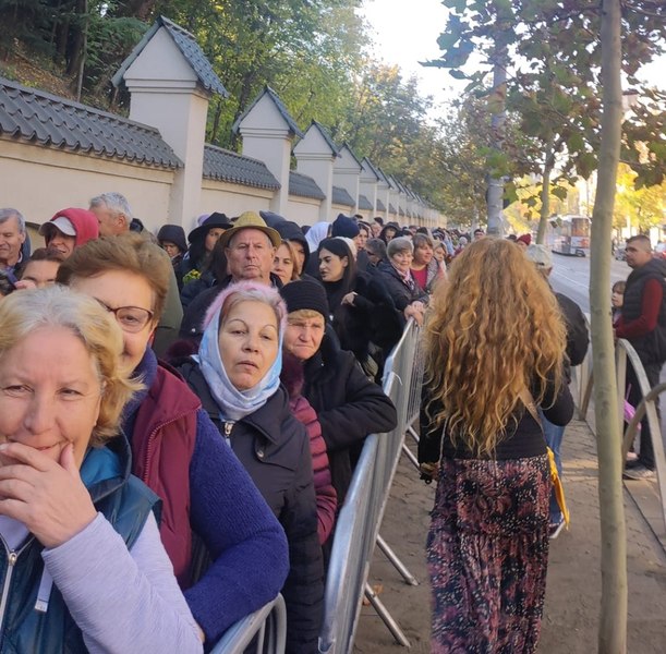 Coadă de 2 kilometri la Patriarhie. Zeci de mii de credincioşi vor să se închine la moaștele Sfântului Dimitrie