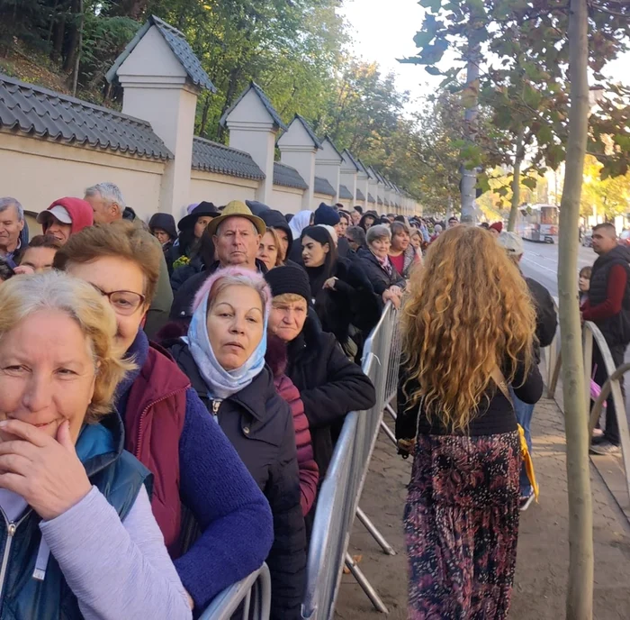 Zeci de credincioşi din toată ţara vor să se închine la moaştele Sfântului Dimitrie. Foto Facebook
