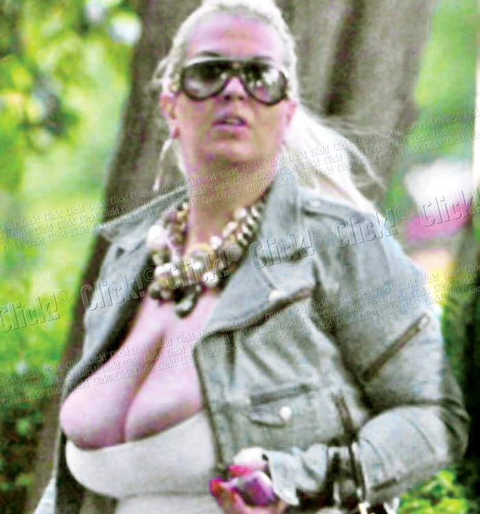 
    Şi prin  parc  umblă  la fel  