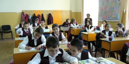  Foto Arhivă: Elevii vor fi controlați de părinți on line 