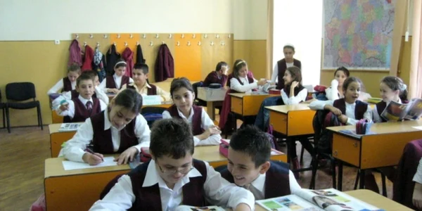  Foto Arhivă: Elevii vor fi controlați de părinți on line 