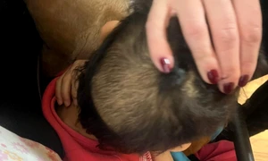 copil rămas fără păr de la poziția aproape permanentă pe spate într un pătuț foto georgiana pascu png