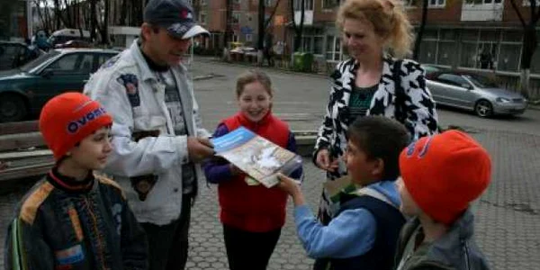 Copii au distribuit pliante în centrul oraşului. Ada Ionescu