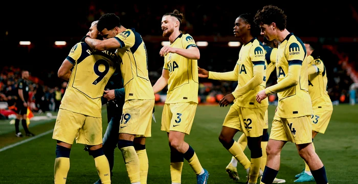 Radu Drăgușin și colegii lui, fericiți. Foto Facebook Tottenham Hotspur