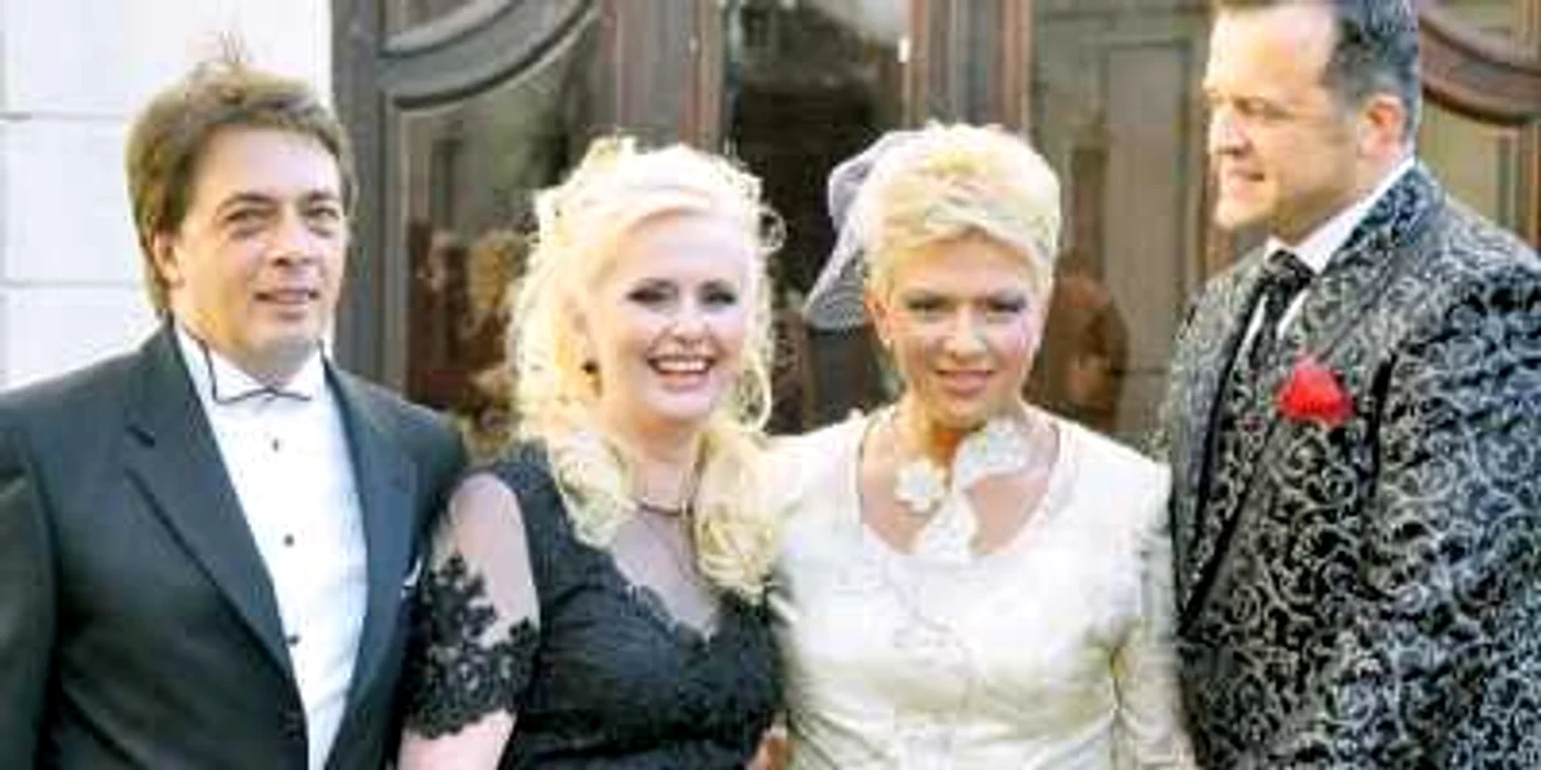 Naşii, Romeo şi Claudia Dediu, alături de finii Teo Trandafir şi Constantin Iosef
