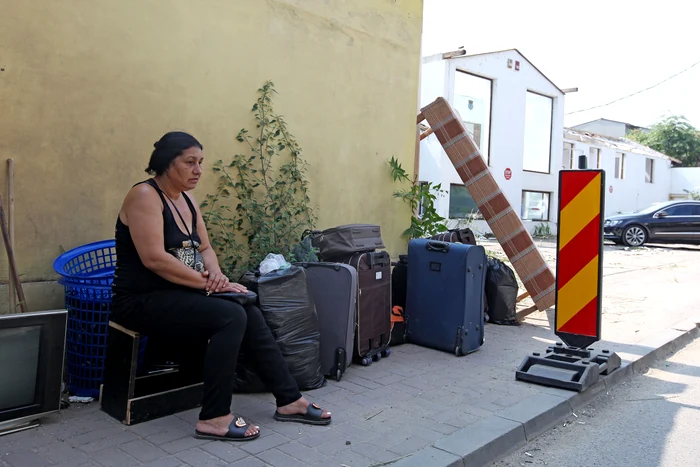 
    Pe Maritina Mătăsaru am găsit-o pe trotuar cu tot cu bagajeFotografii: Sever Gheorghe  
