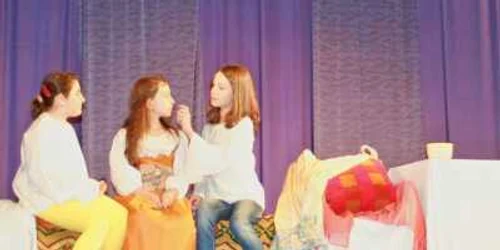 „Sarea în bucate“, jucată de elevii de la „Mark Twain“