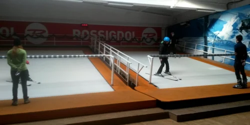 Iubtorii de schi practică acest sport pe cele două benzi ale simulatorului