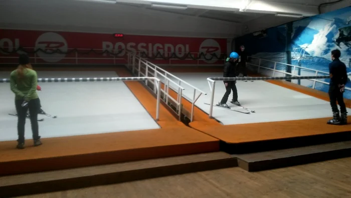 Iubitorii de schi practică acest sport pe cele două benzi ale simulatorului
