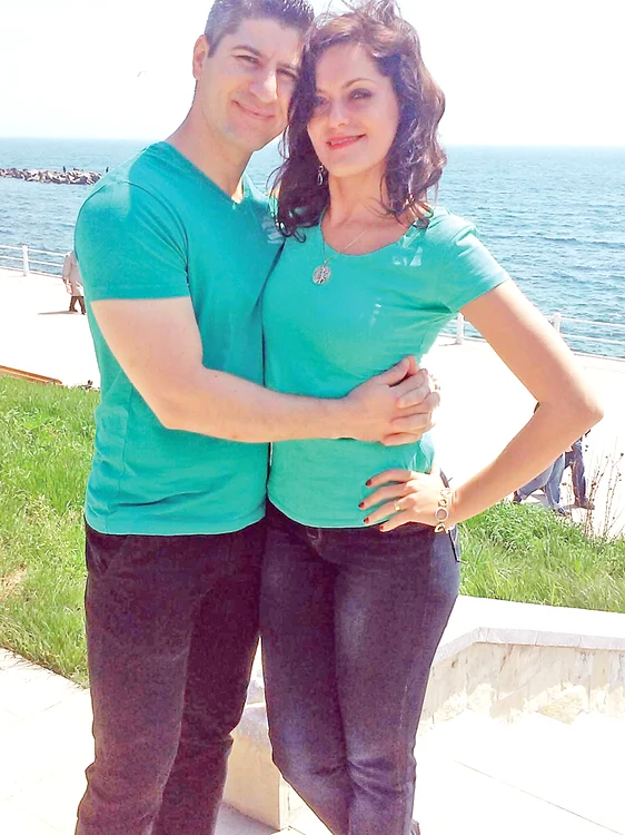 Tricouri verzi şi pantaloni negri, de parcă ar fi gemeni