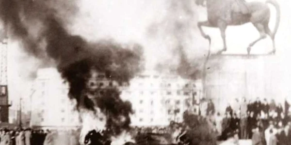 În timpul manifestaţiei, două maşini au fost incendiate